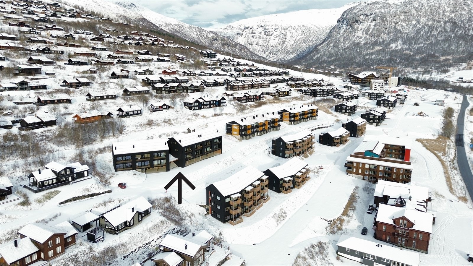 Bare med gåavstand byr leiligheten på utallige gode muligheter på aktiviteter og servicetilbud, der bla. alpinbakken, langrennsløyper, sykkelstier og restauranten på hotellet er noen av dem. Galleribilde