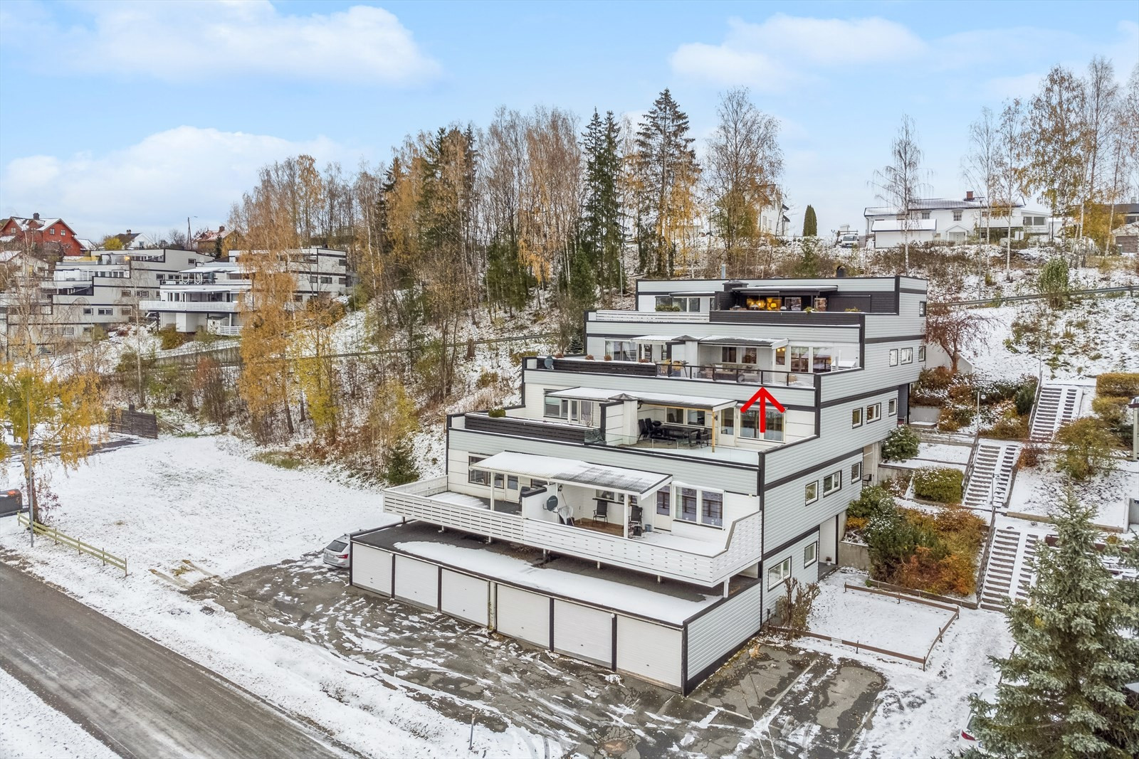 Pen eierleilighet over flere plan | Solrik og delvis overbygget terrasse med utsikt| Garasjeplass | Sentralt