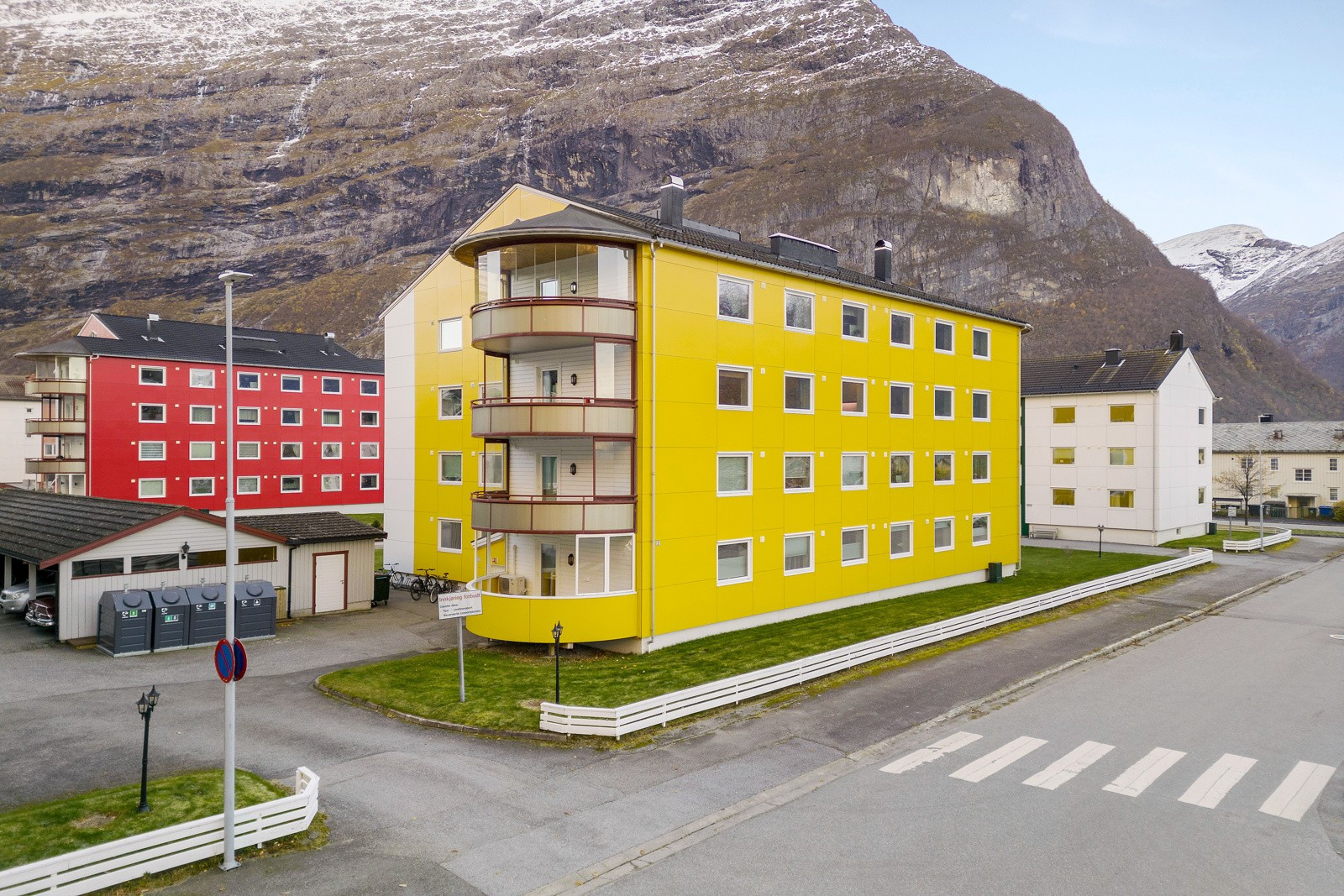 Lys og sentral 3-roms leilighet med vedfyring og takoverbygd balkong. Fine overflater på stue og soverom.