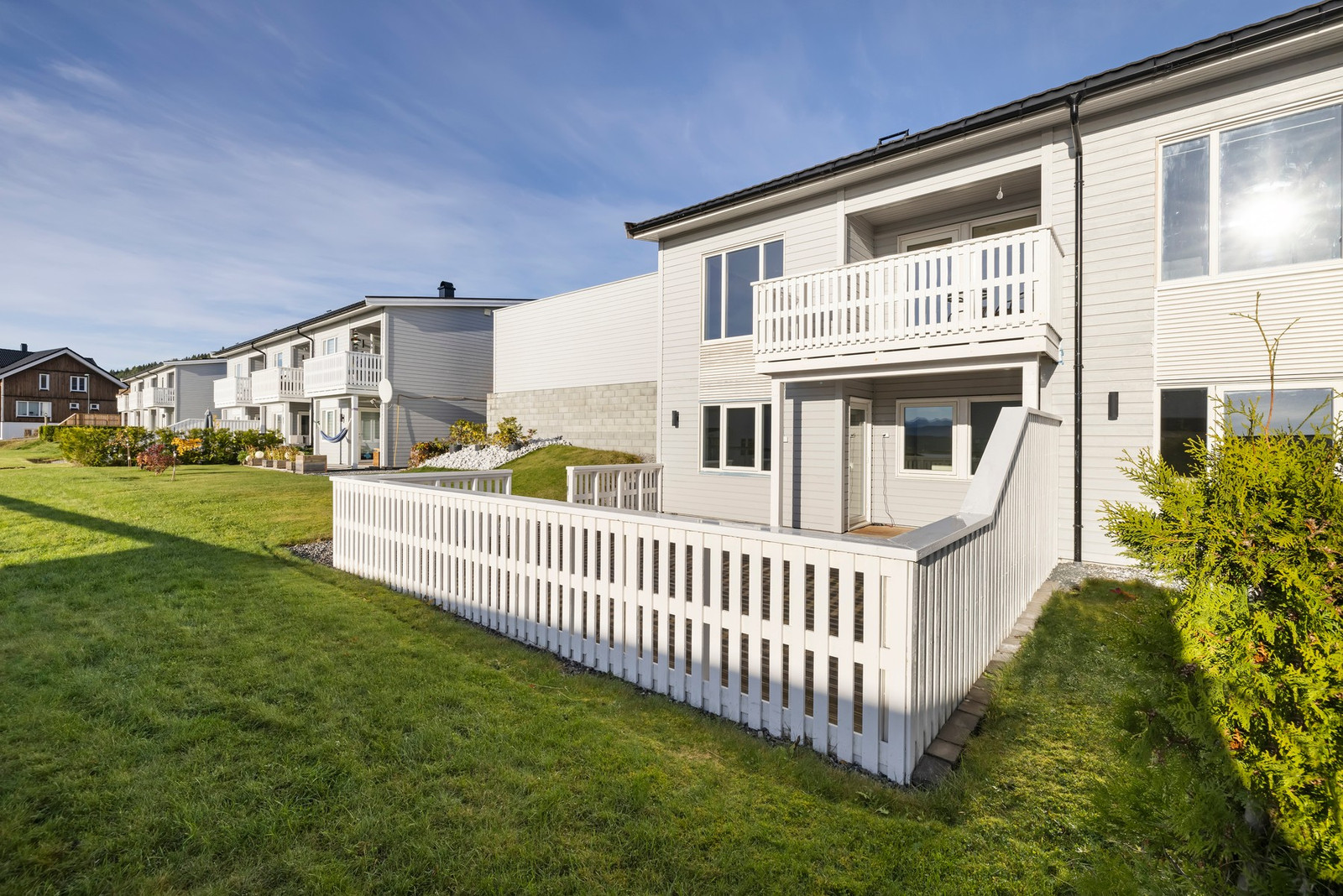 HESTEHAGEN - Nyere 4-roms enderekkehus med carport - utsikt