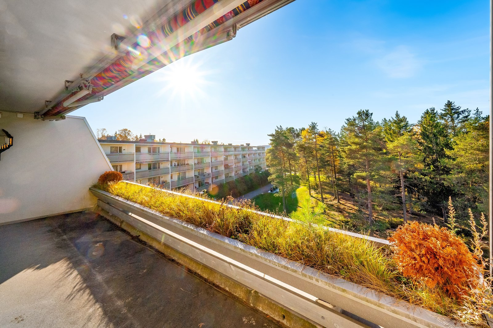 Usjenert 2-roms med stor terrasse - Oppussingsbehov - V.vann à-konto inkl. - Garasjeplass - IN-ordning