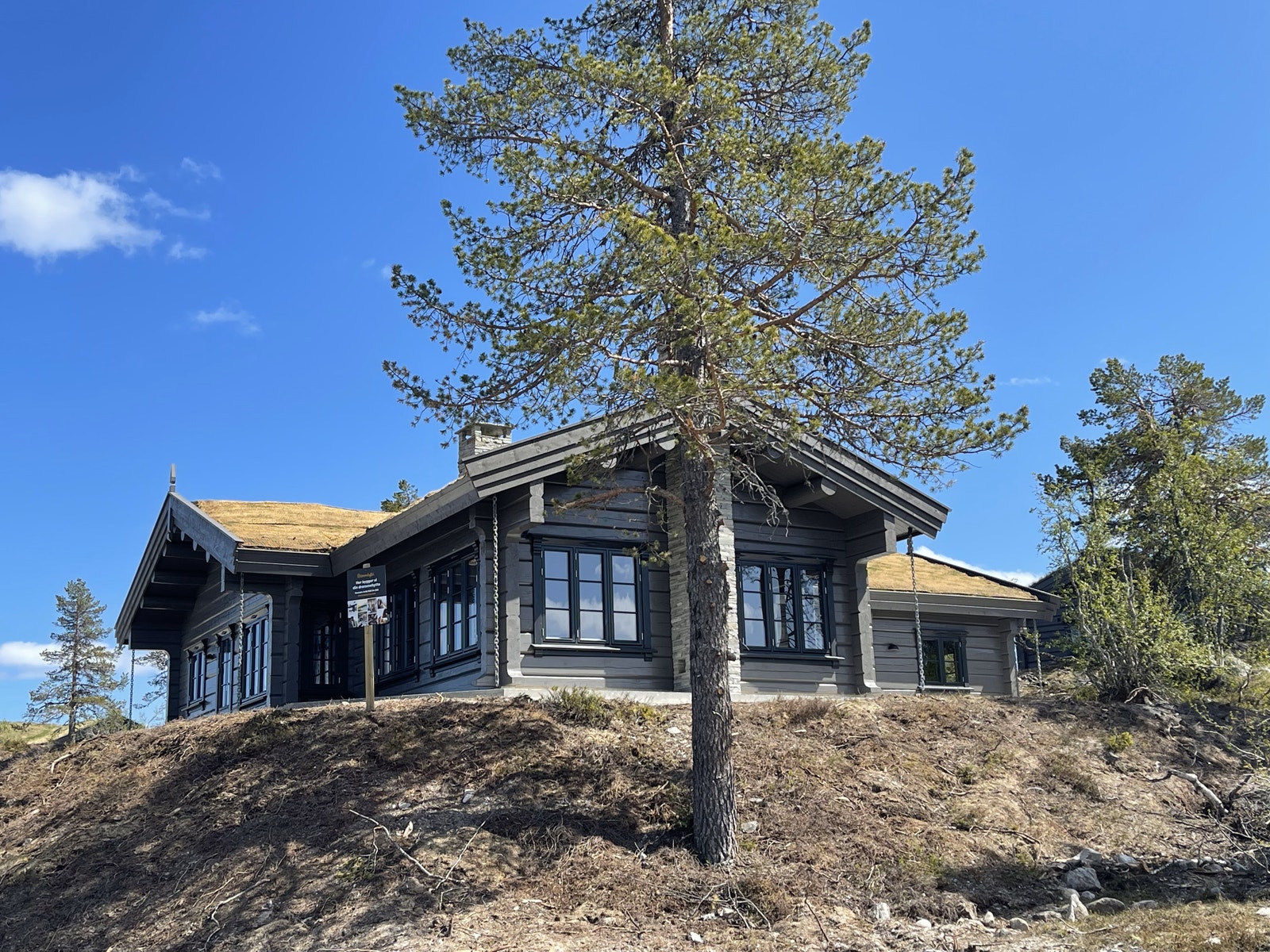 Bilde fra annonsert hytte! Sort dempet på vinduer. Galleribilde