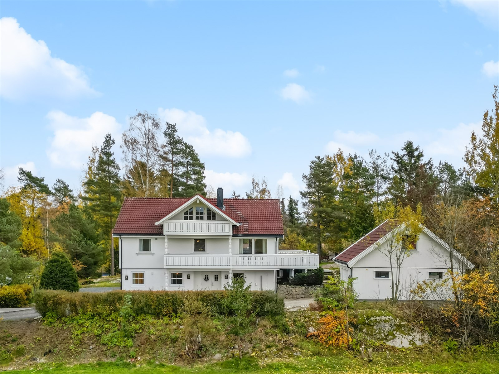 Romslig enebolig over 3 plan| Flott utsikt| Suverene solforhold| Frittstående garasje m/loft| Meget Barnevennlig|