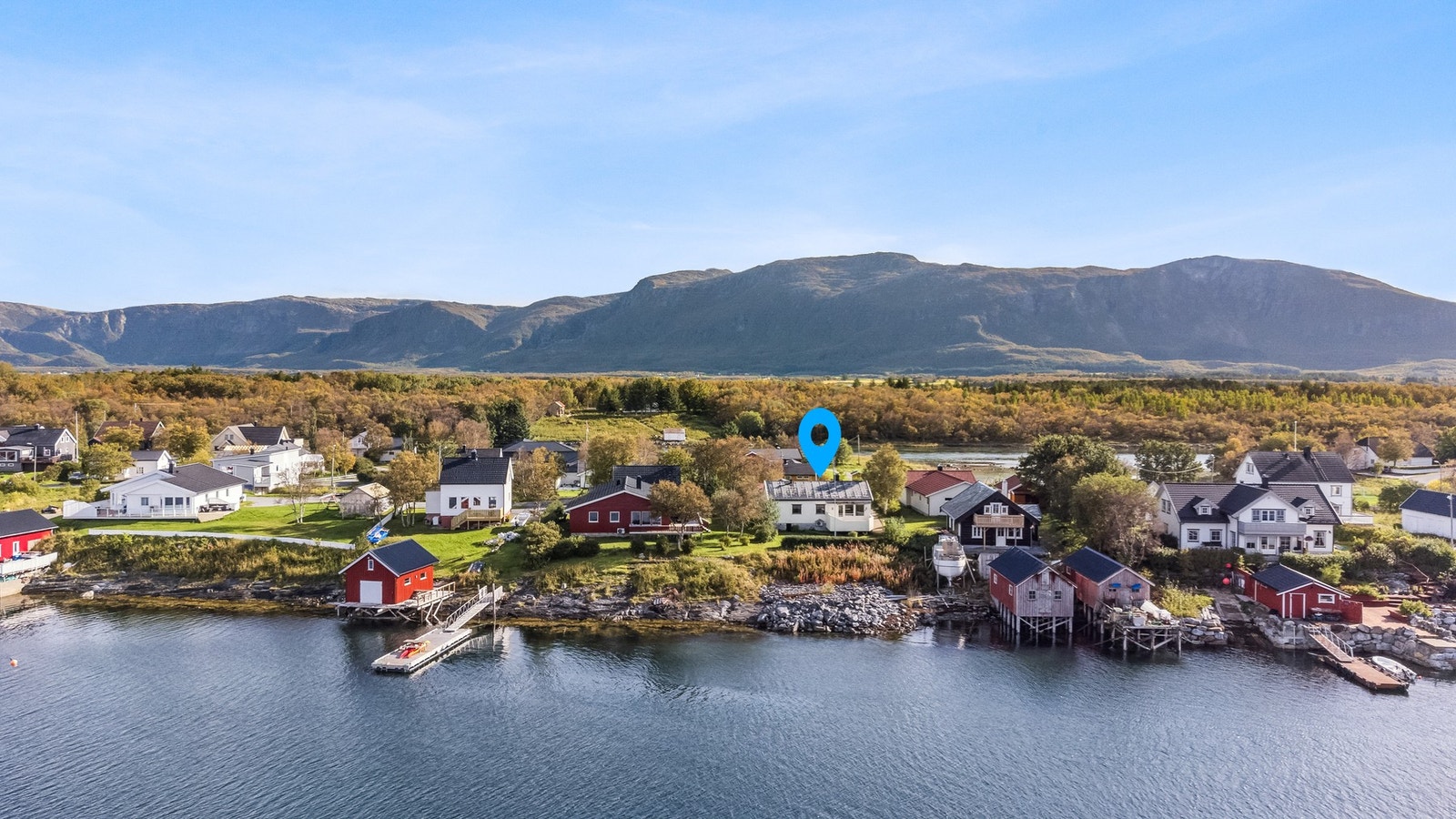 I tillegg til egen strandlinje har du tillatelse til å oppføre et naust inntil 50m² Galleribilde