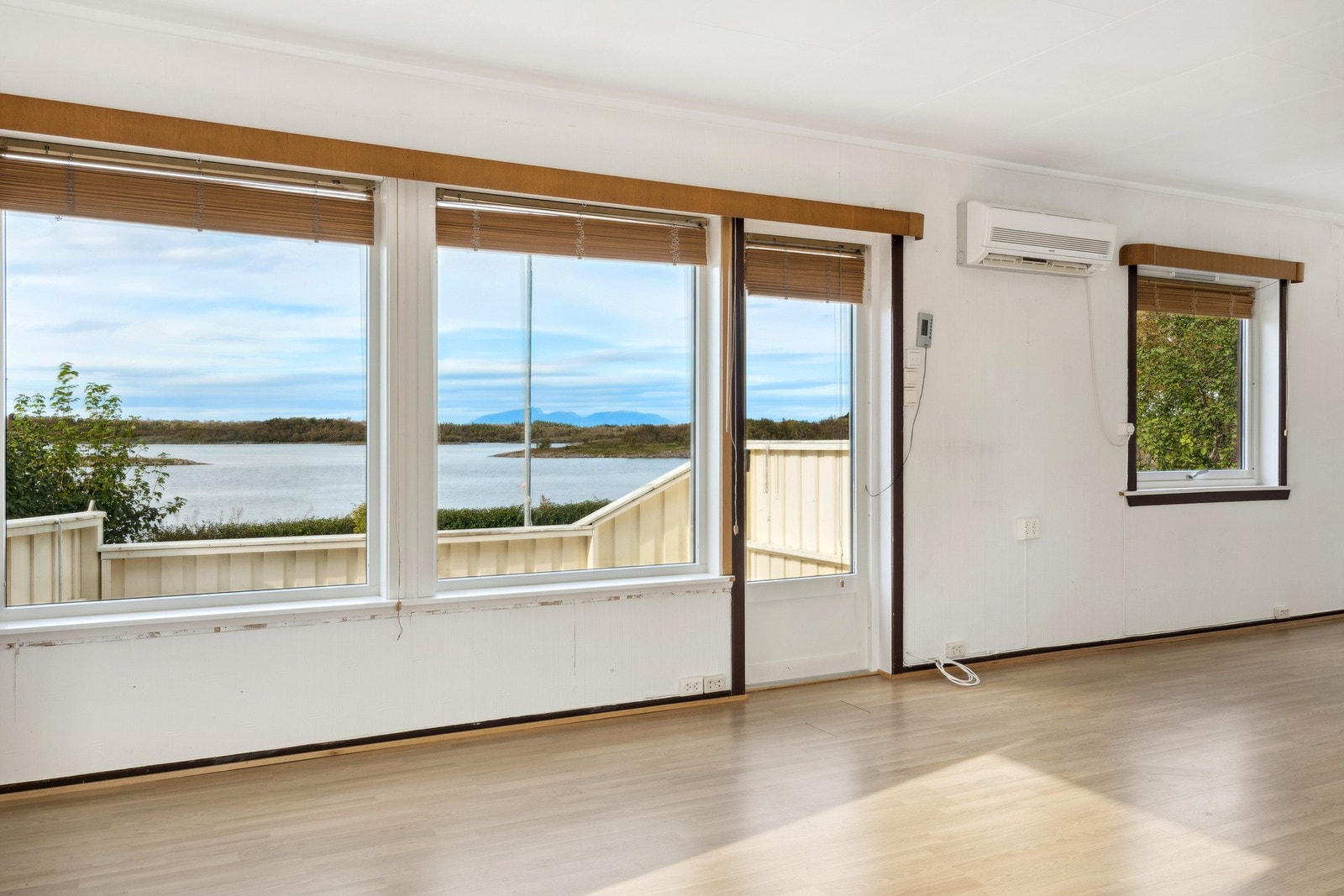 Fra stuen kan du nyte utsikt mot vest og lang solgang Galleribilde