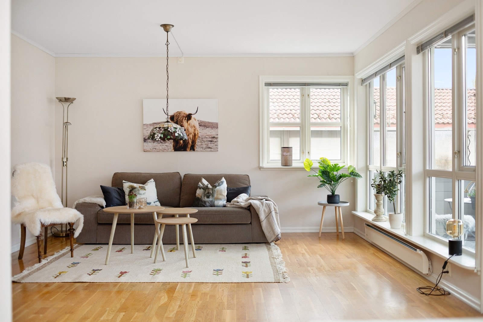 Stor romslig stue med god plass til sosiale sammenkomster. Galleribilde