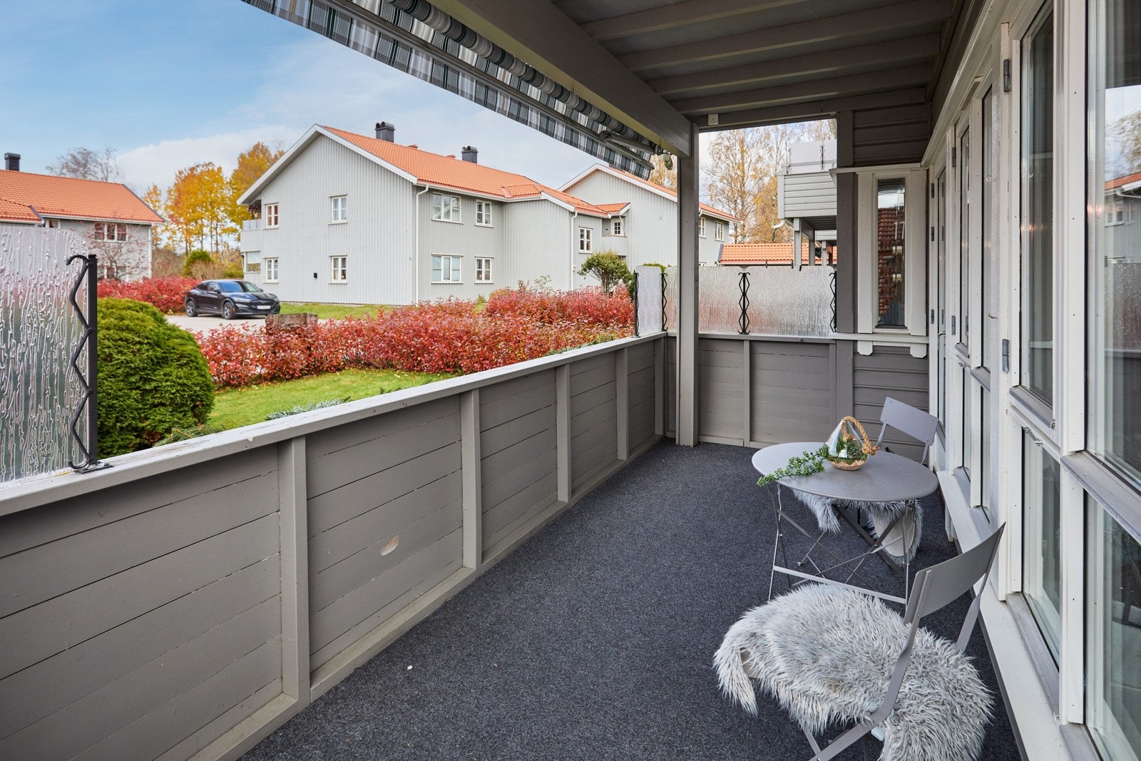 Romslig balkong med god plass til diverse sittegrupper. Galleribilde
