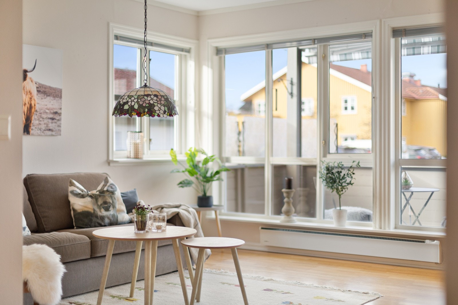 Stuen har store vindusflater som slipper godt inn med naturlig lys. Galleribilde