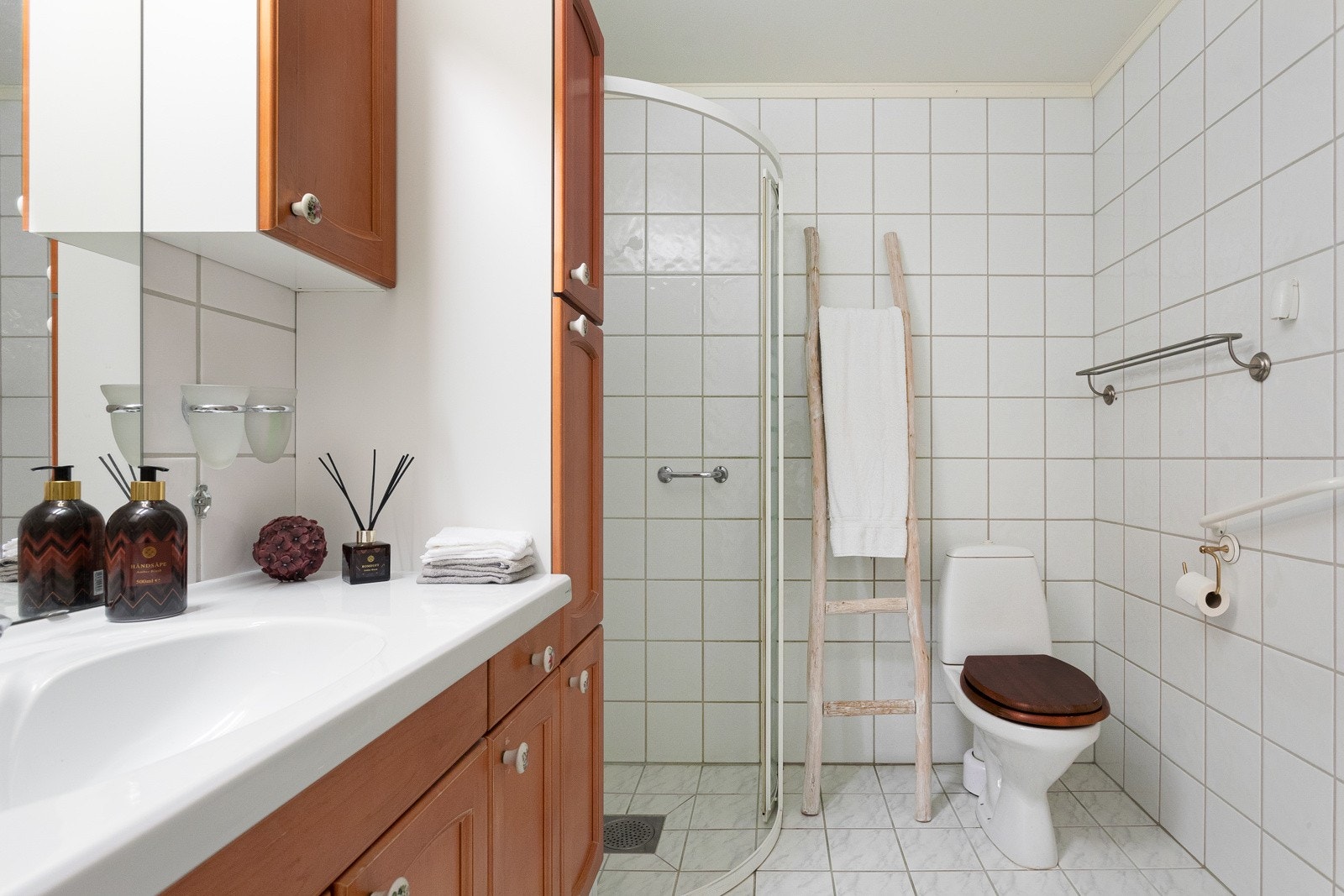 Badet er varmet opp med elektriske varmekabler i gulvet. Galleribilde