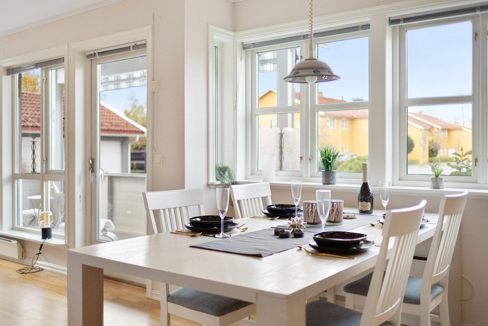 På kjøkkenet er det god plass til spisegruppe for hyggelige måltider. Galleribilde