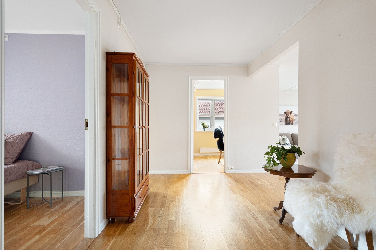 Velkommen inn! Her kommer du rett inn i en lys og åpen leilighet. Galleribilde
