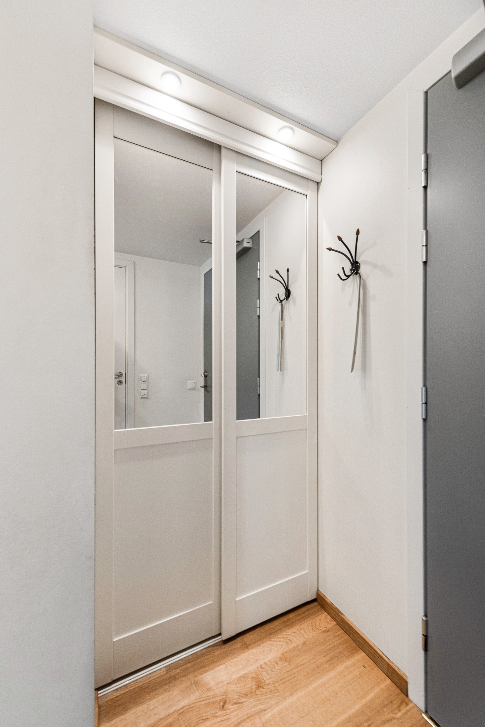 Skyvedørsgarderobe i gang Galleribilde