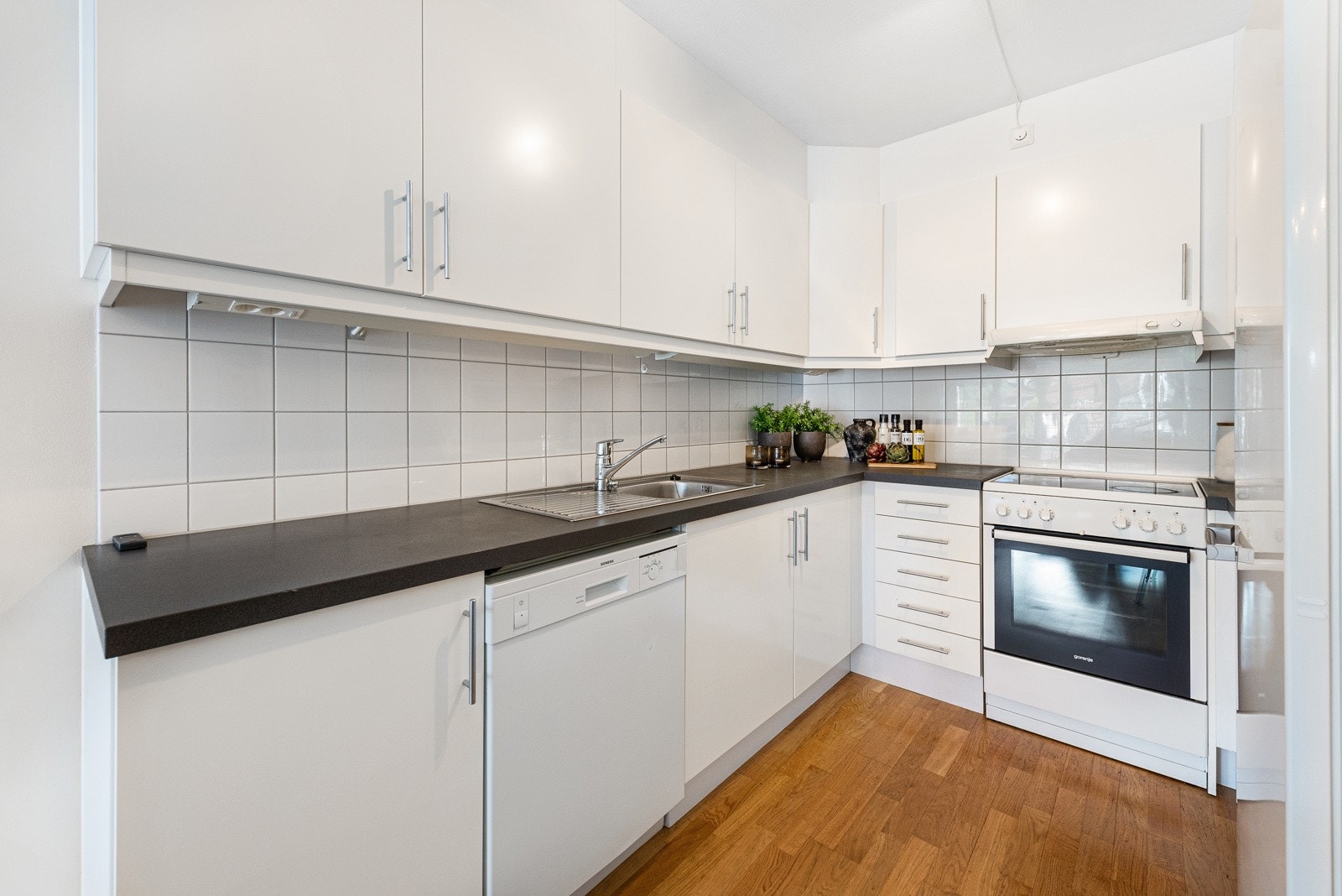 Kjøkkenet er tilbaketrukket i en egen avdeling i stuen. Galleribilde