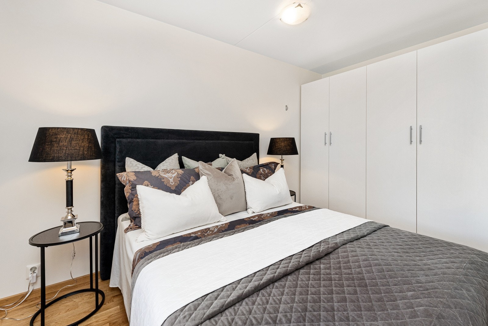 Det naturlige hovedsoverommet har plass til dobbeltseng og godt med garderobeplass. Galleribilde