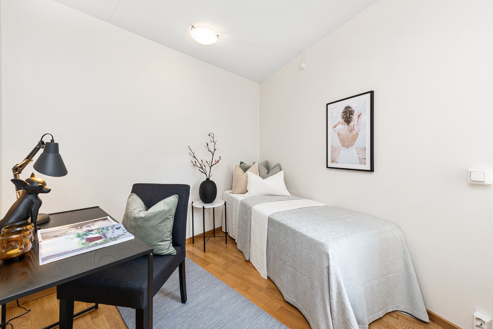 Soverom passer utmerket til både gjesterom i kombinasjon som hjemmekontor eller barnerom for familiens yngste. Galleribilde