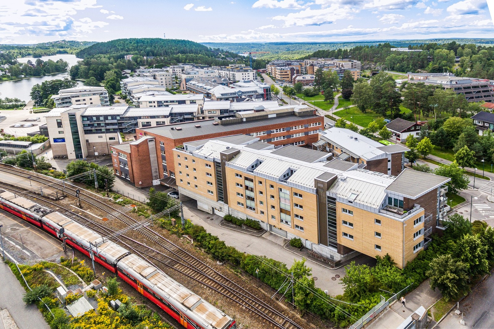 Umiddelbar nærhet til alt av servicetilbud og bymessige fasiliteter med tilnærmet direkte adkomst til Kolbotn Torg Galleribilde