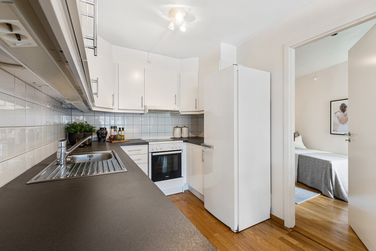 Innredningen er i hvit utførelse, og fremstår som funksjonell med god skap- og benkeplass. Hvitevarer medfølger salget. Galleribilde