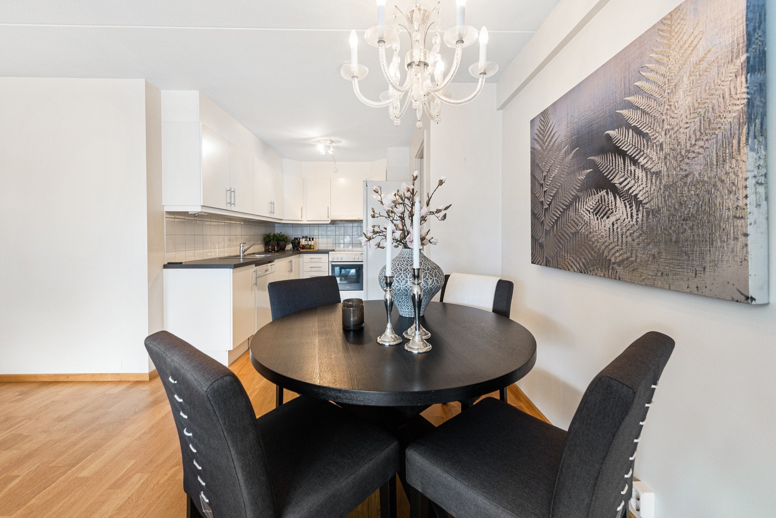 Spisebordet finner sin naturlige plass foran innredning Galleribilde