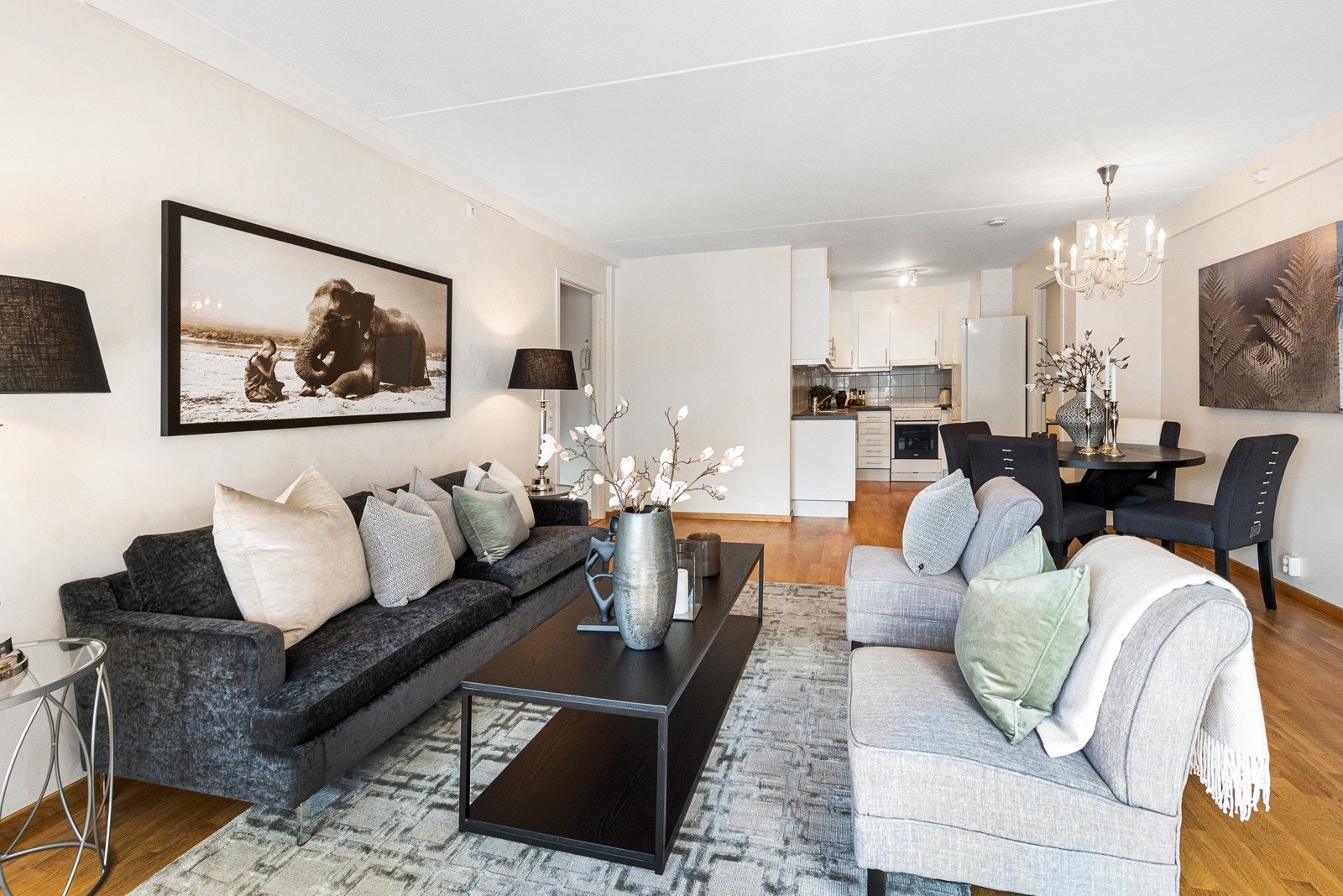 Stuen har plass til både sofagruppe og egen spisedel. Galleribilde