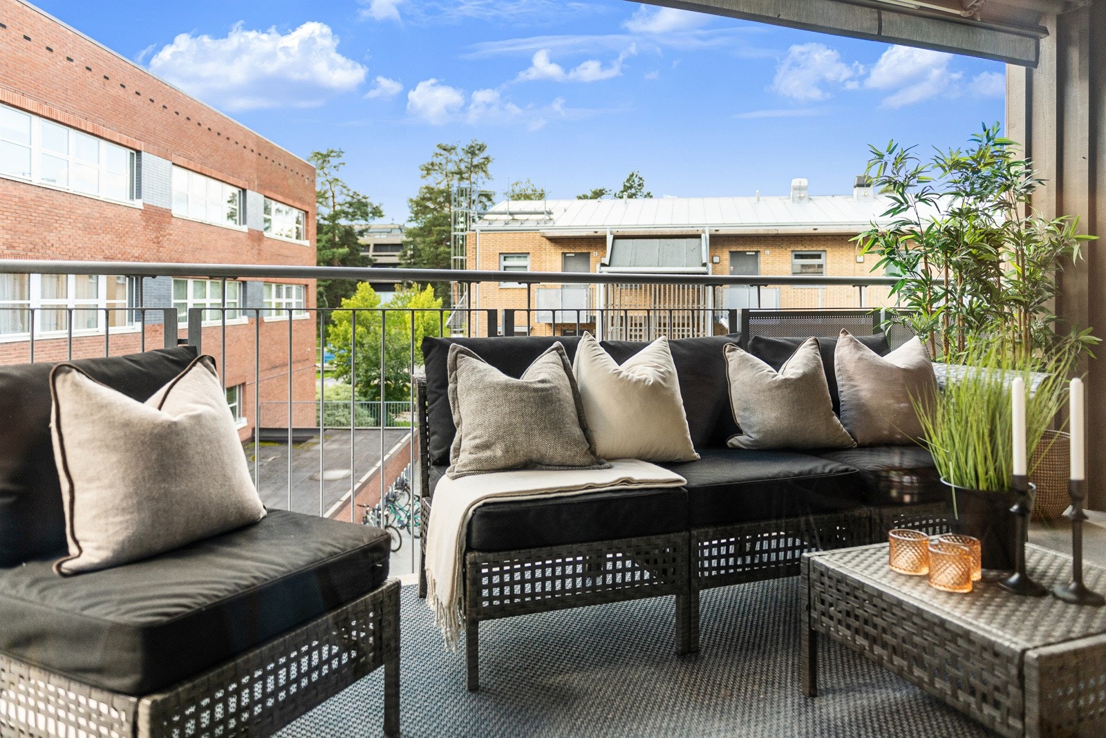 Takoverbygg frem til rekkverket gjør at du sitter i le mot lette regnbyger og gjør at balkongen nærmest blir som en forlengelse av stuen i utesesongen Galleribilde