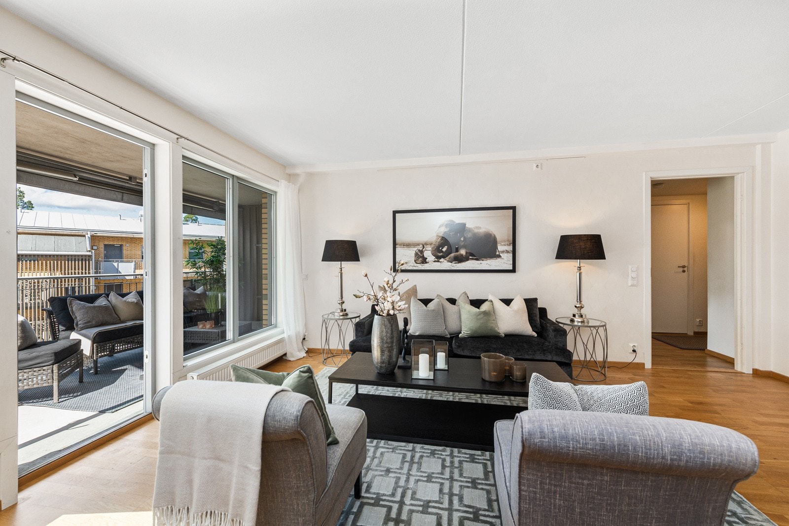 Det som slår deg i dette rommet er den gode atmosfæren og romfølelsen, hvor store vindusflater og balkongdør med glass slipper godt med dagslys inn i leiligheten. Galleribilde