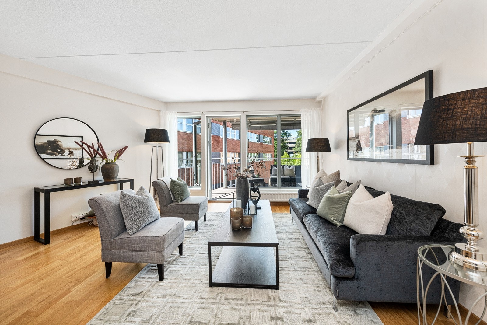 Velkommen inn til en lys og trivelig 3 roms leilighet med kort gangavstand til "alt" du trenger i hverdagen. Galleribilde