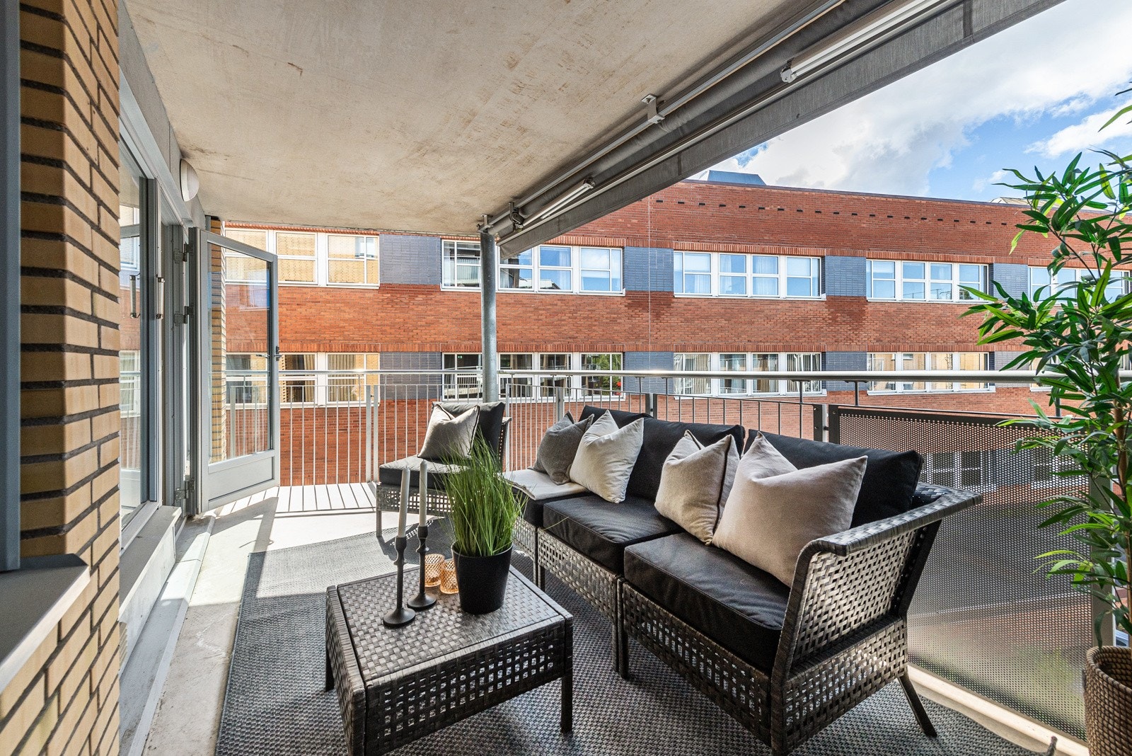 Vestvendt balkongen på stuesiden på 13 m. Her får du med deg solens gang fra formiddag og frem til sen kveld Galleribilde