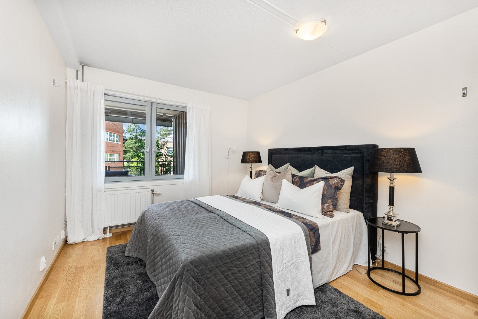 Soverommene er praktisk plassert i hver sin ende av leiligheten. Galleribilde