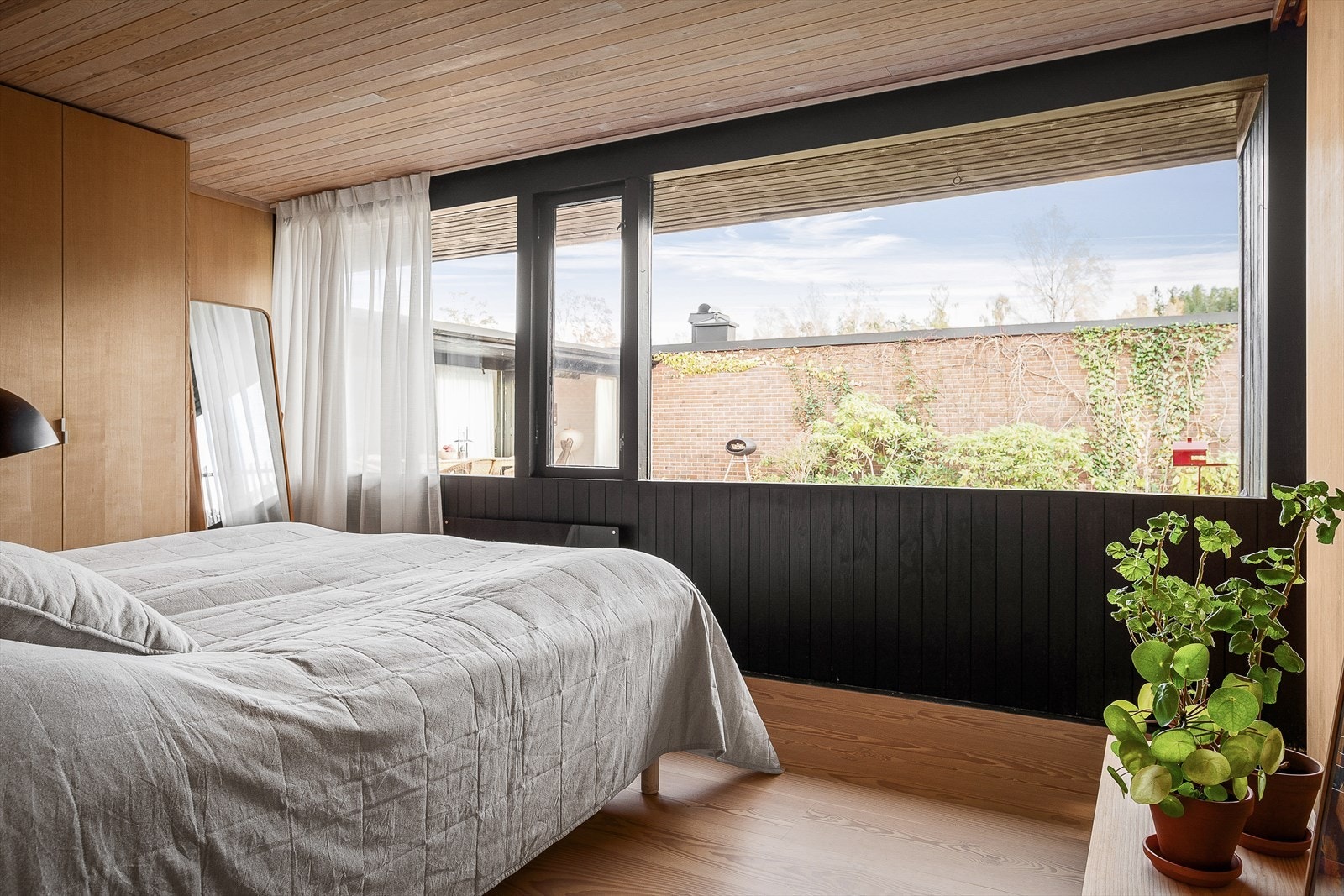 Huset har tre stilfulle soverom, holdt i duse farger for en god og behagelig atmosfære. Galleribilde