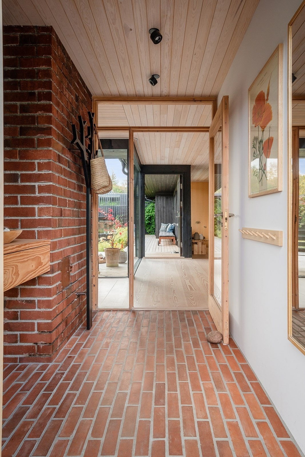 Innbydende entré med naturlige materialer og god kontakt med hagen. Galleribilde