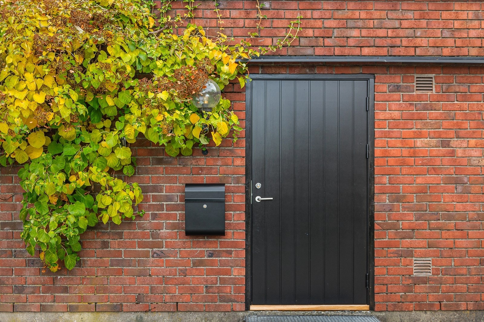 Inngangspartiet har ny ytterdør fra 2023. Galleribilde