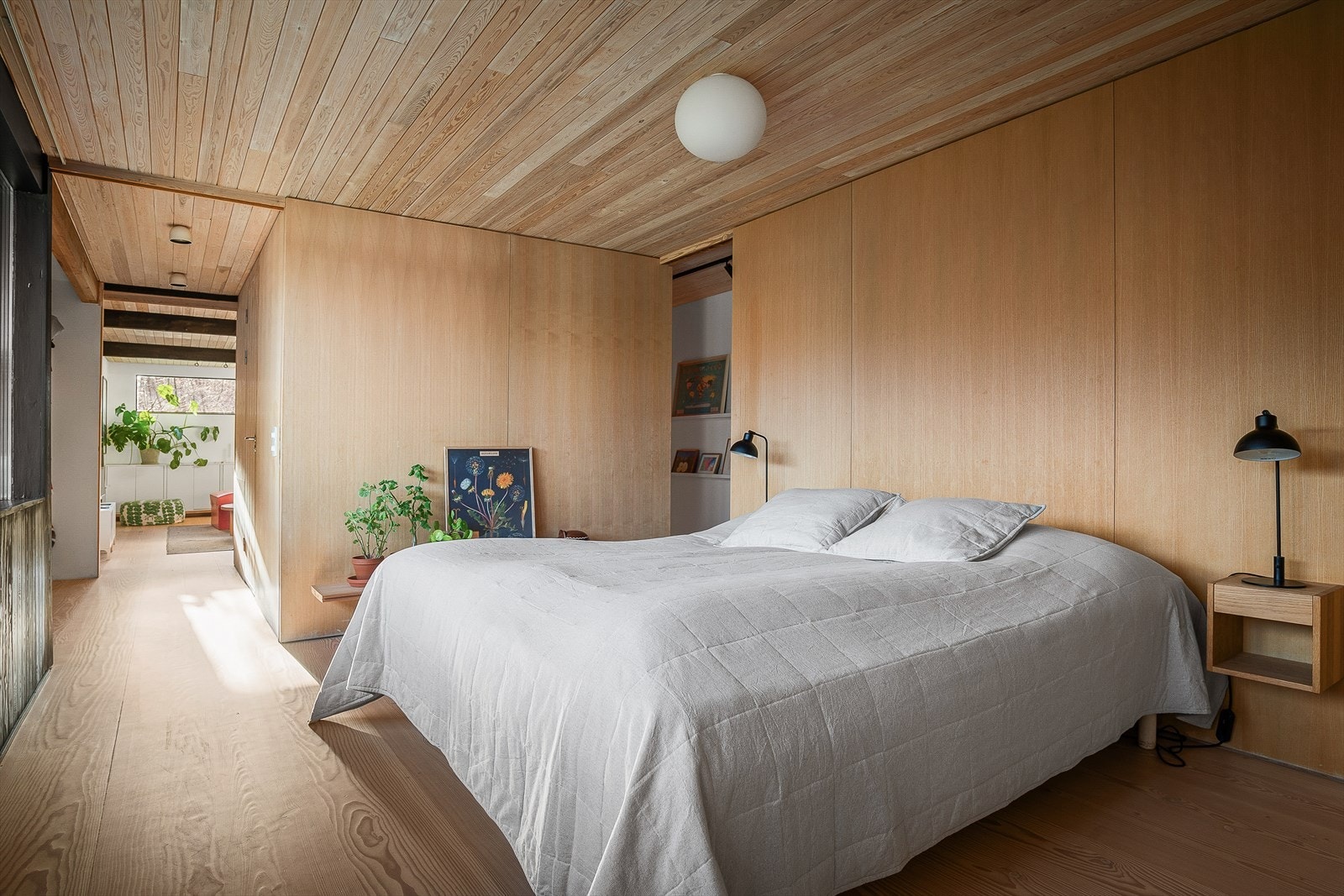 Hovedsoverommet er luftig og meget romslig, med god plass til både dobbeltseng og annet møblement. Galleribilde