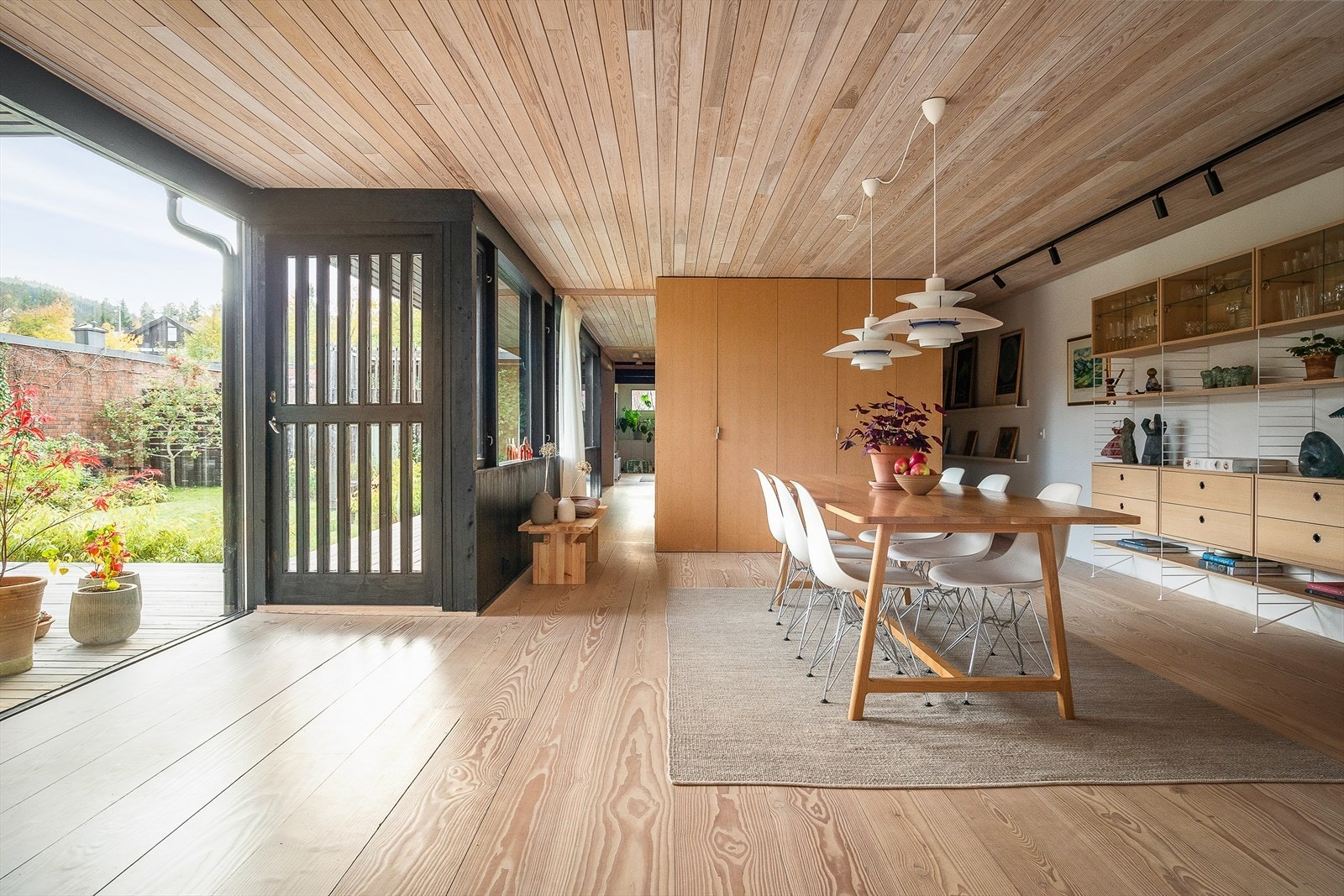 Innenfor entreen danner kjøkkenet og spisestuen et flott allrom med mye lys og luft. Galleribilde