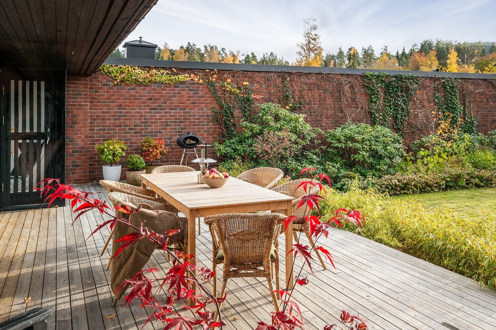 Terrassen innredes enkelt i ulike soner, og innbyr til store sammenkomster med god mat og drikke. Galleribilde