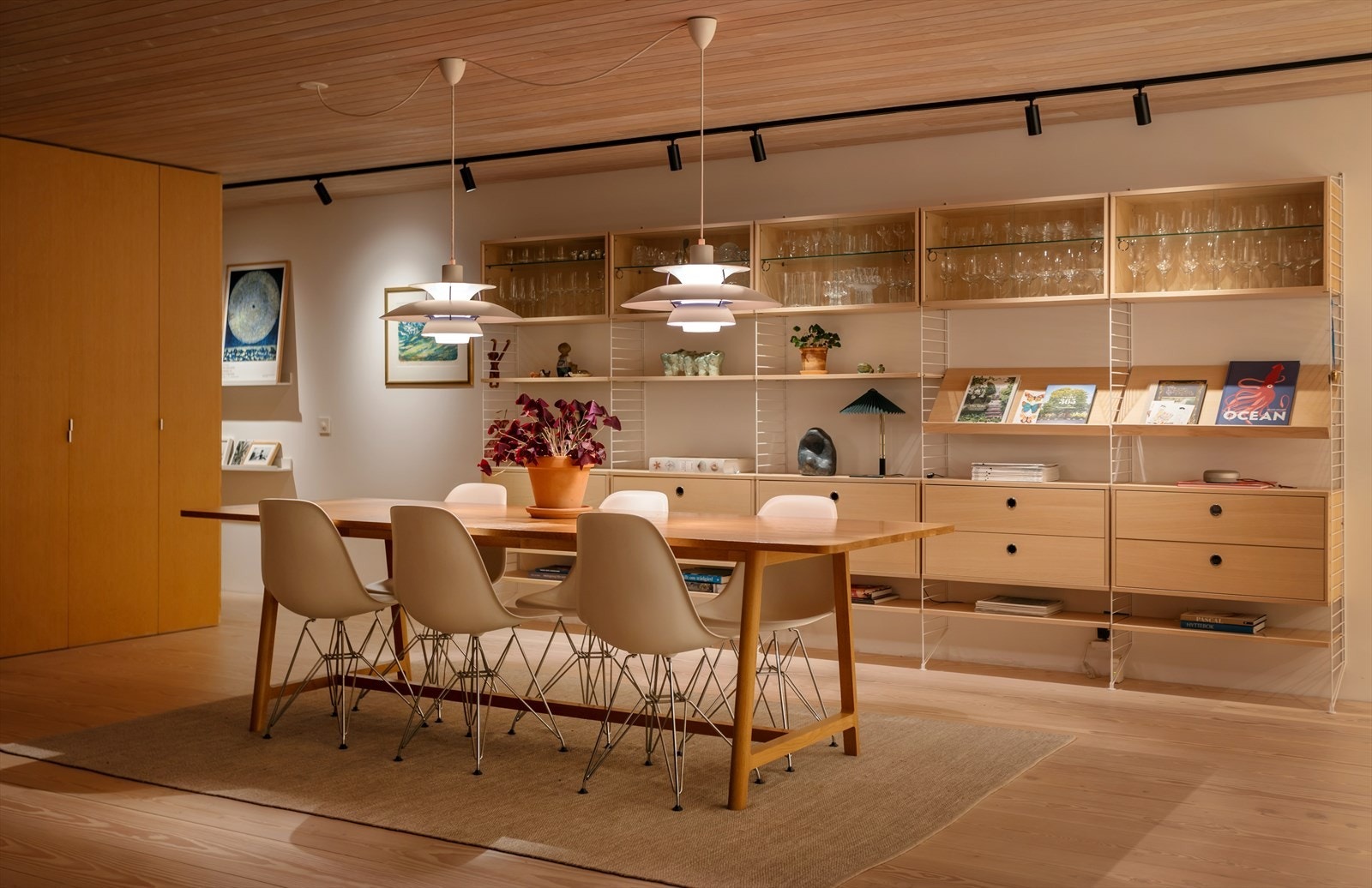 Spisestue med plass til langbord og mange gjester. Galleribilde