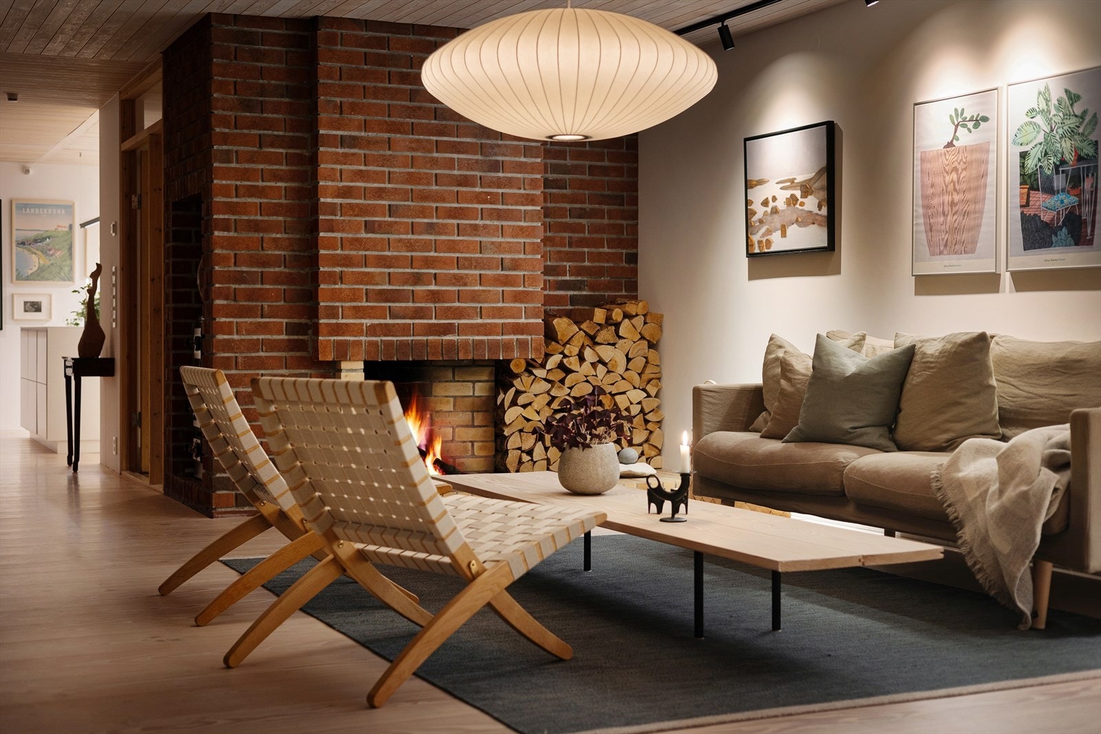 Arkitekttegnet åpen peis i teglstein med egen lomme for lagring av ved. Galleribilde