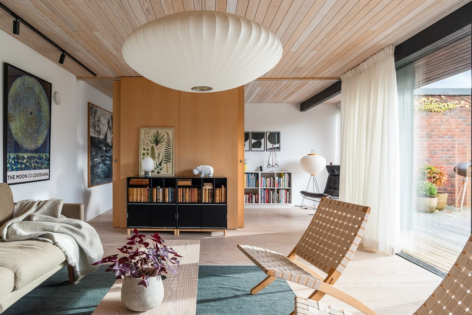 Boligen har flere skyvedører, som her mellom stuen og biblioteket. Galleribilde