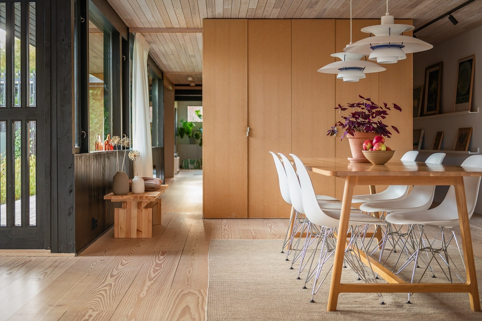 Skyvedører skaper en fleksibel planløsning med mulighet for mye eller mindre kontakt mellom rommene. Galleribilde