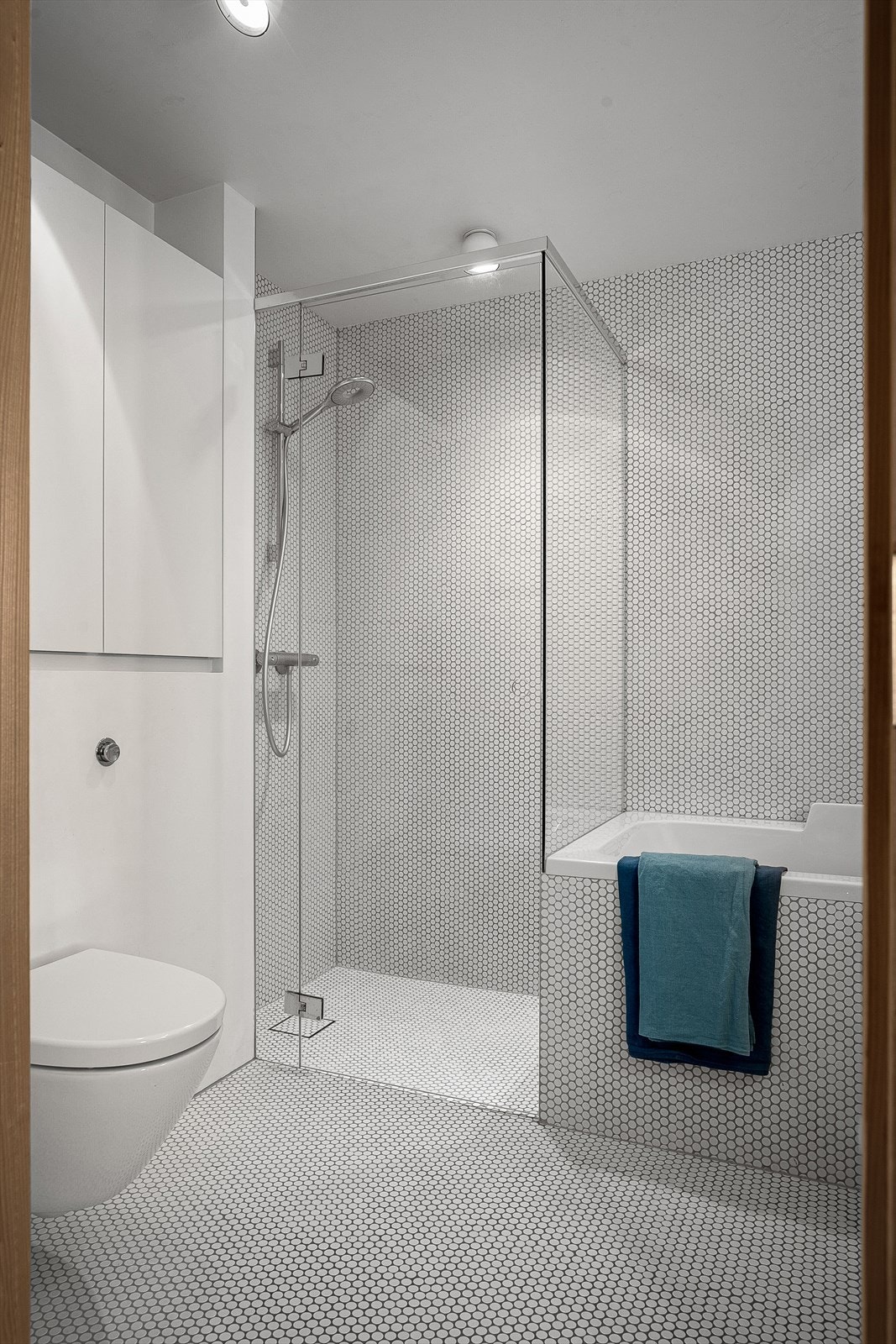 Fine glassarbeider med god detaljering, og plassbygd skap over toalett. Galleribilde