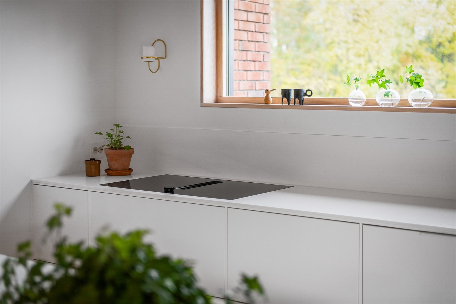 Benkeplate i Corian. Planlimt induksjonstopp med benkeventilator fra Gaggenau. Galleribilde