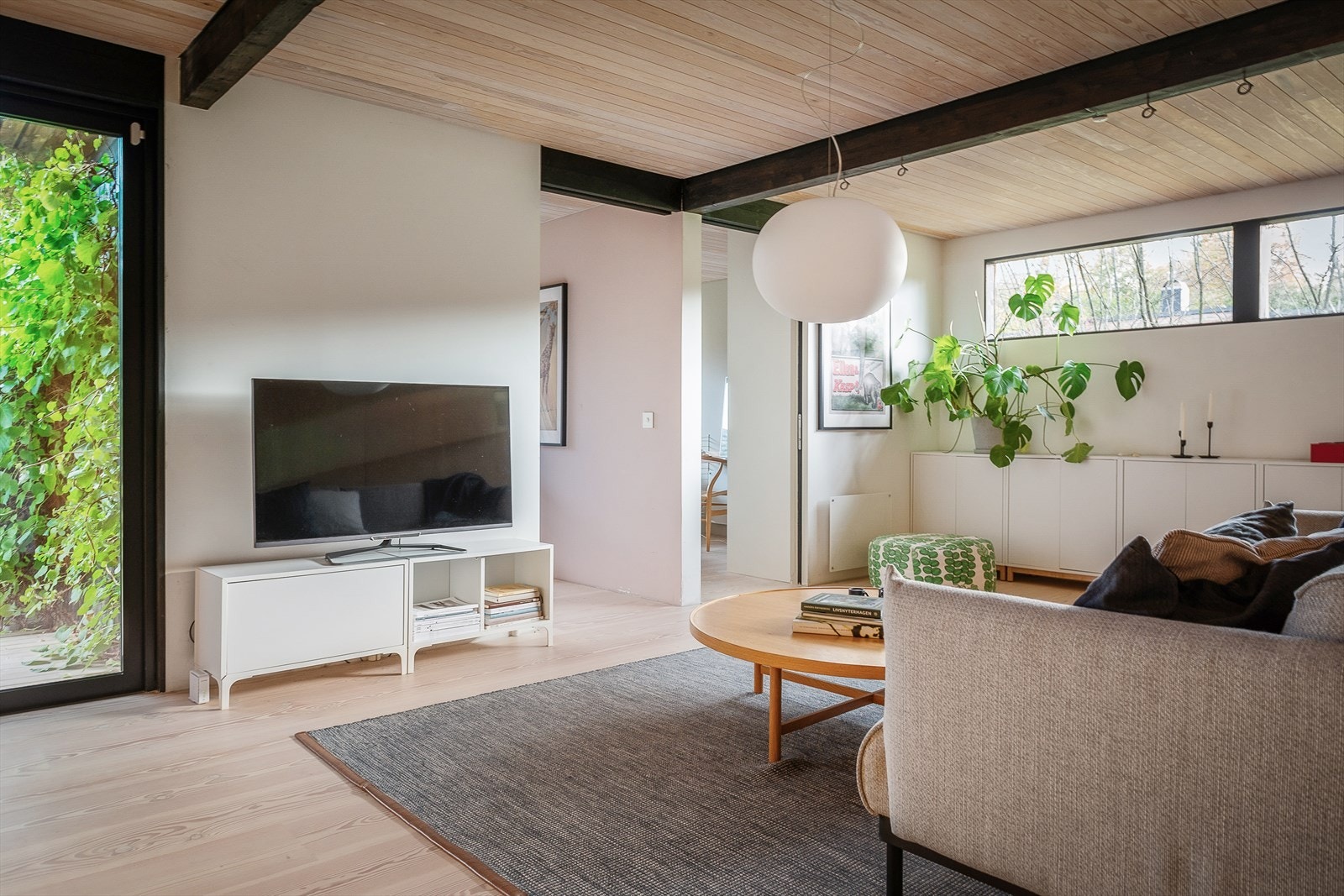 Dør med stort glassfelt slipper inn lys og leder ut til hagen og terrassen. Galleribilde