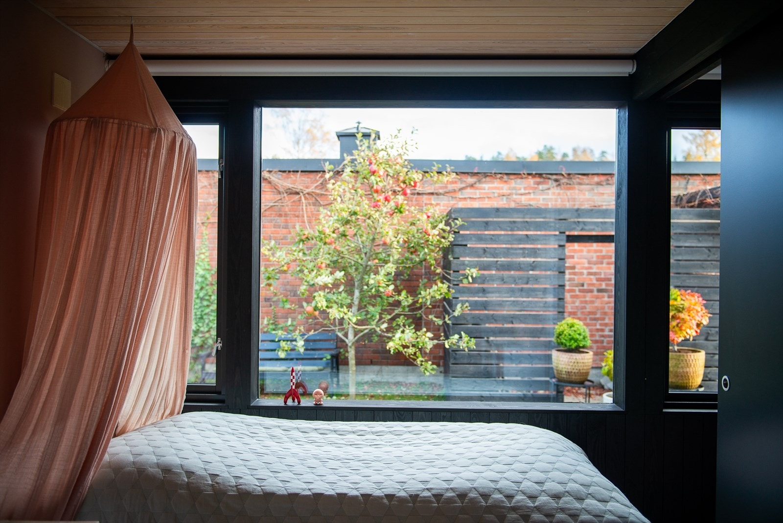 Mellom de to barnerommene er det satt inn skyvedør som kan åpnes opp til stor glede for barna. Galleribilde