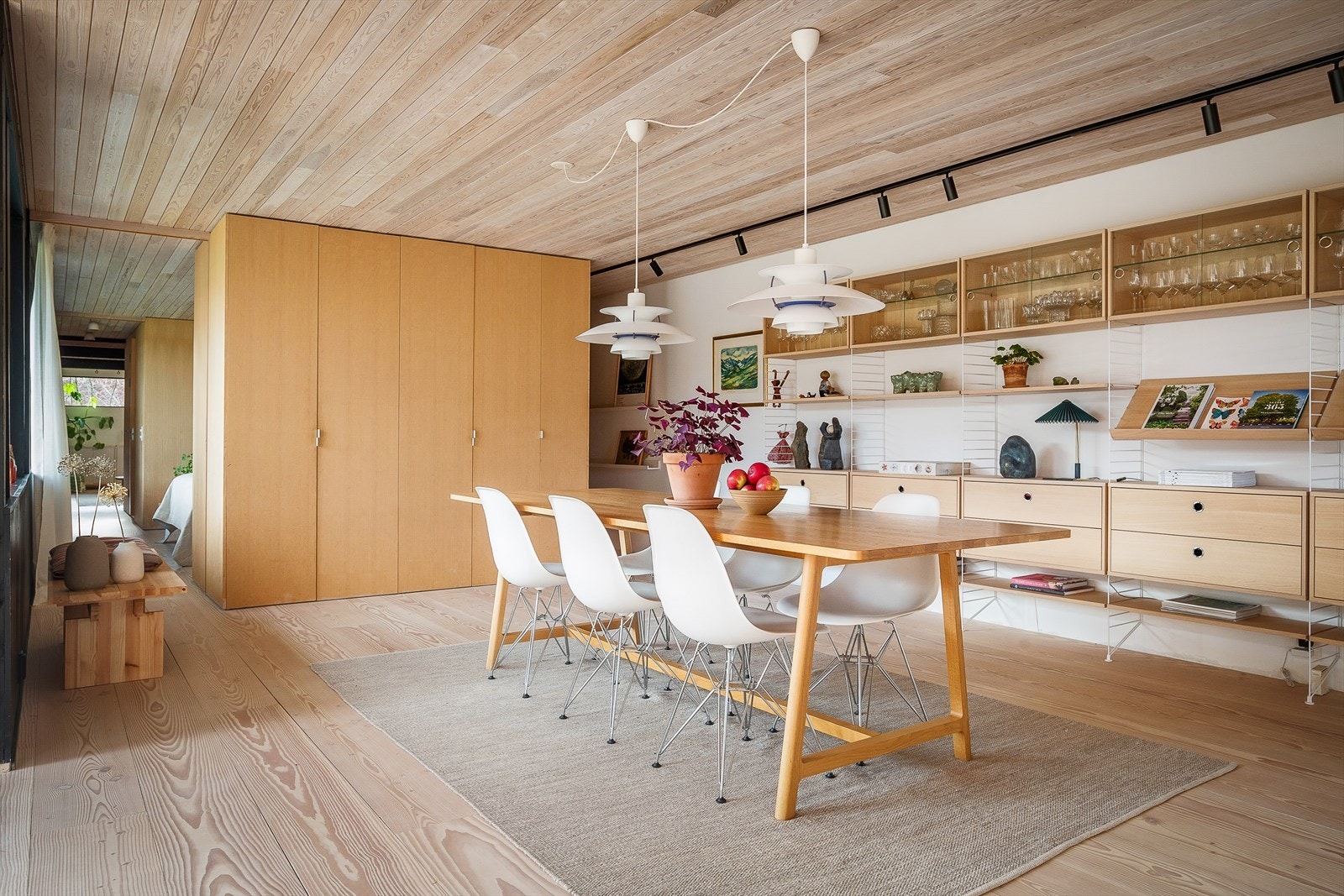 Fra spisestuen kan du ha det helt åpent ned til oppholdsrommet i andre enden av huset. Galleribilde