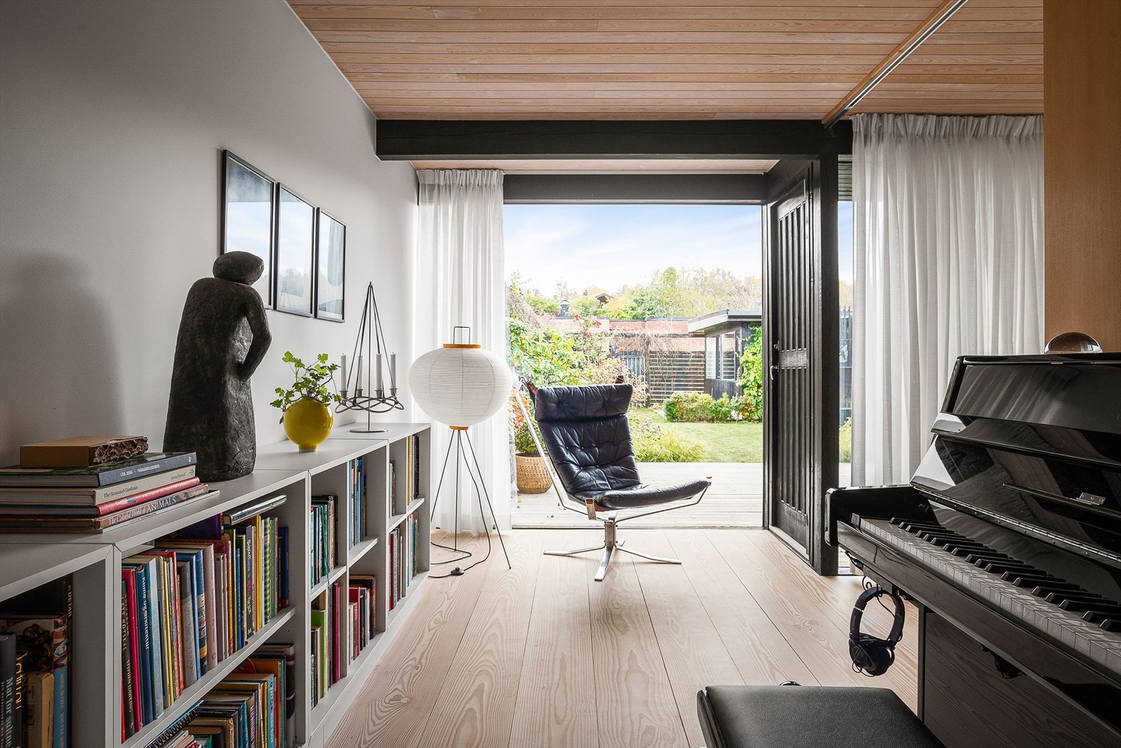 Gjesterom/ kontor med egen utgang til terrassen. Det store vinduet rammer inn hagen utenfor. Galleribilde