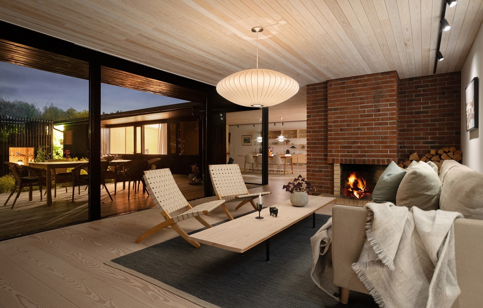 Stuen er stilren med åpen peis og store vinduer fra tak til gulv. Galleribilde