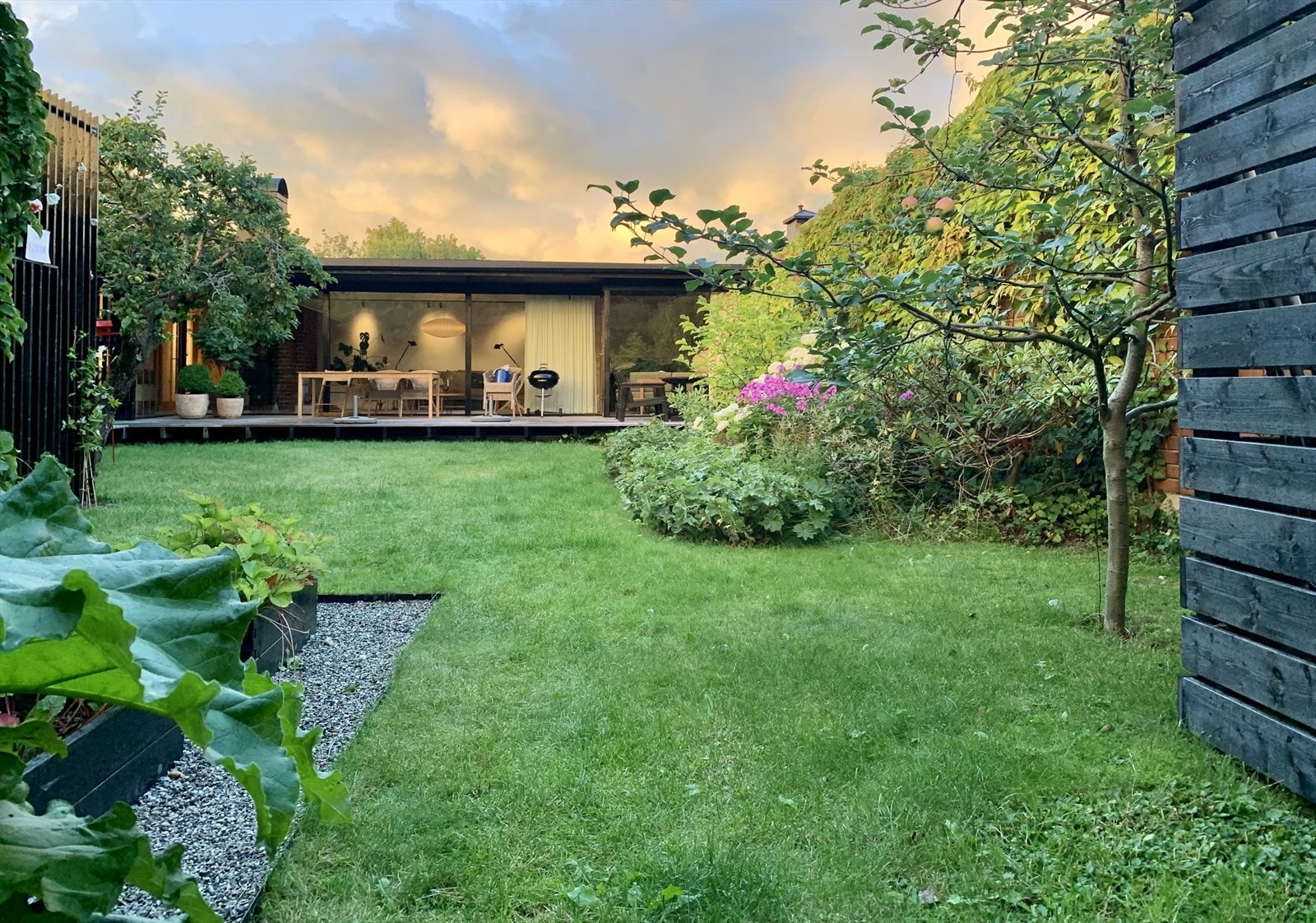 Hagen er meget pent opparbeidet med gressplen, epletre, magnolia, bambus, eføy og vildvin mm. Galleribilde