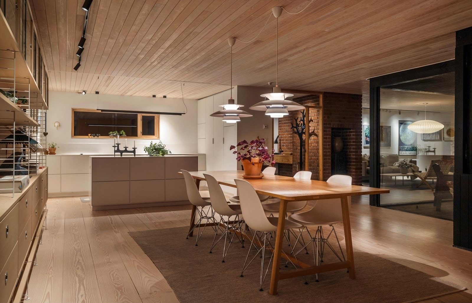 Boligen holder en høy standard med heltregulv fra Dinesen, harmoniske farger og tidløse materialer av god kvalitet. Galleribilde