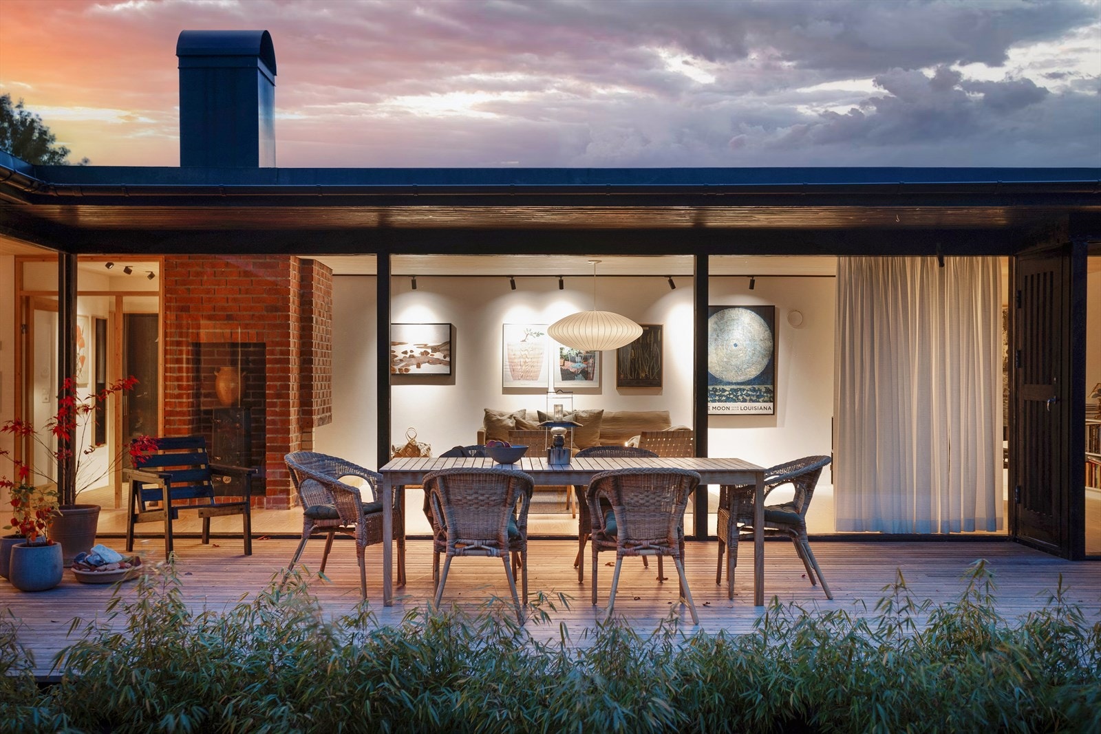 Uteplass kantet av bambushekk, med sol hele dagen og langt ut på kvelden. Galleribilde