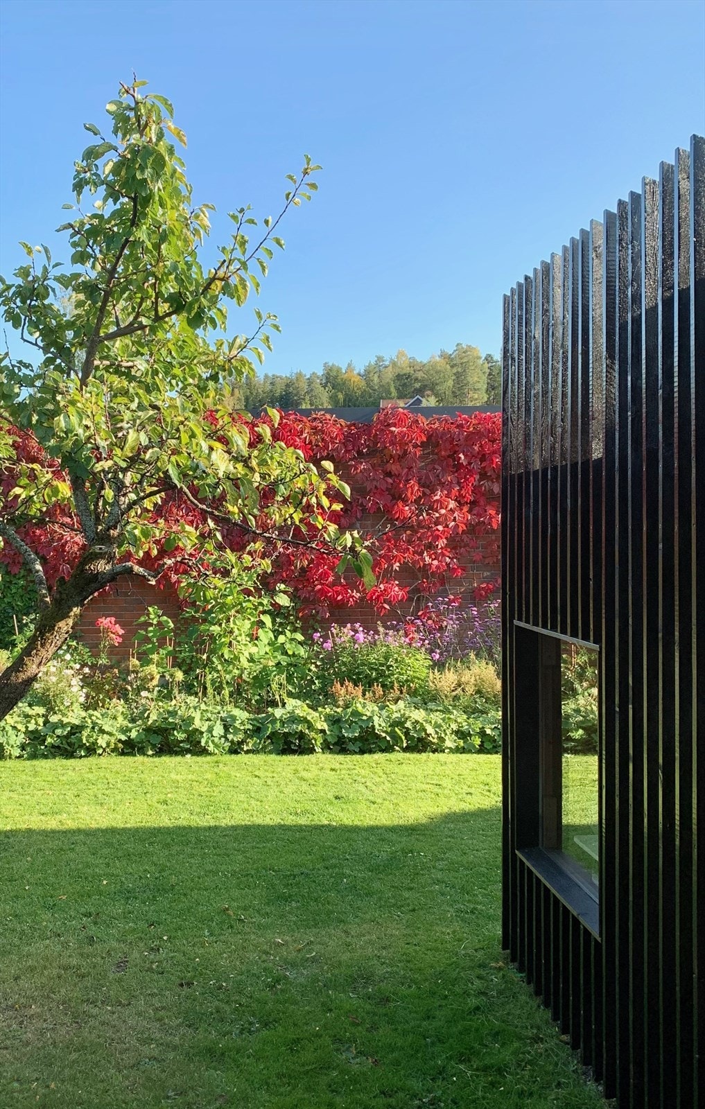 Det er oppført en redskapsbod og en arkitekttegnet dukkestue med egen takterrasse som står i stil med huset. Galleribilde