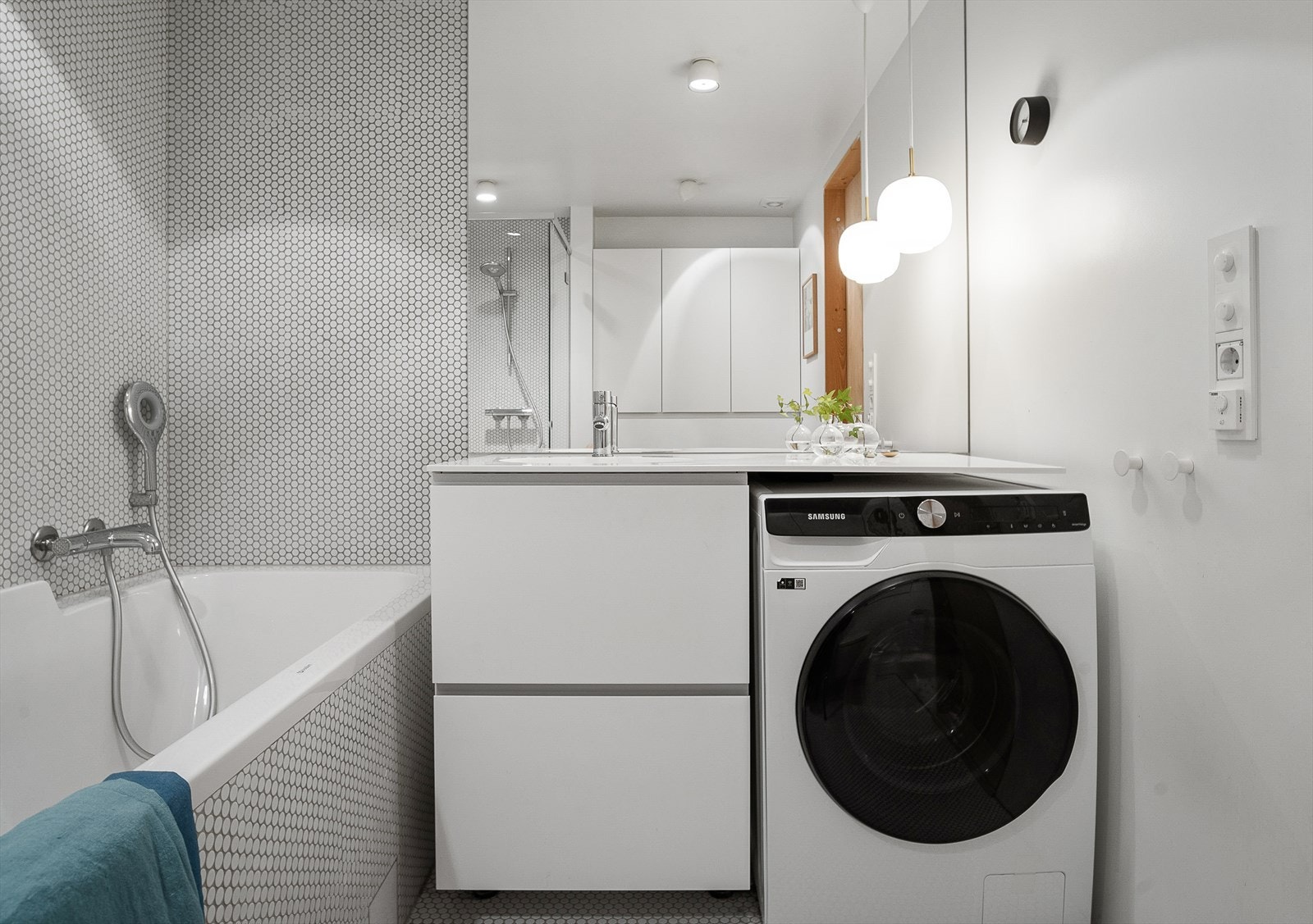 Lekkert bad med både stort badekar og romslig innglasset dusj. Spotter fra Flos. Galleribilde